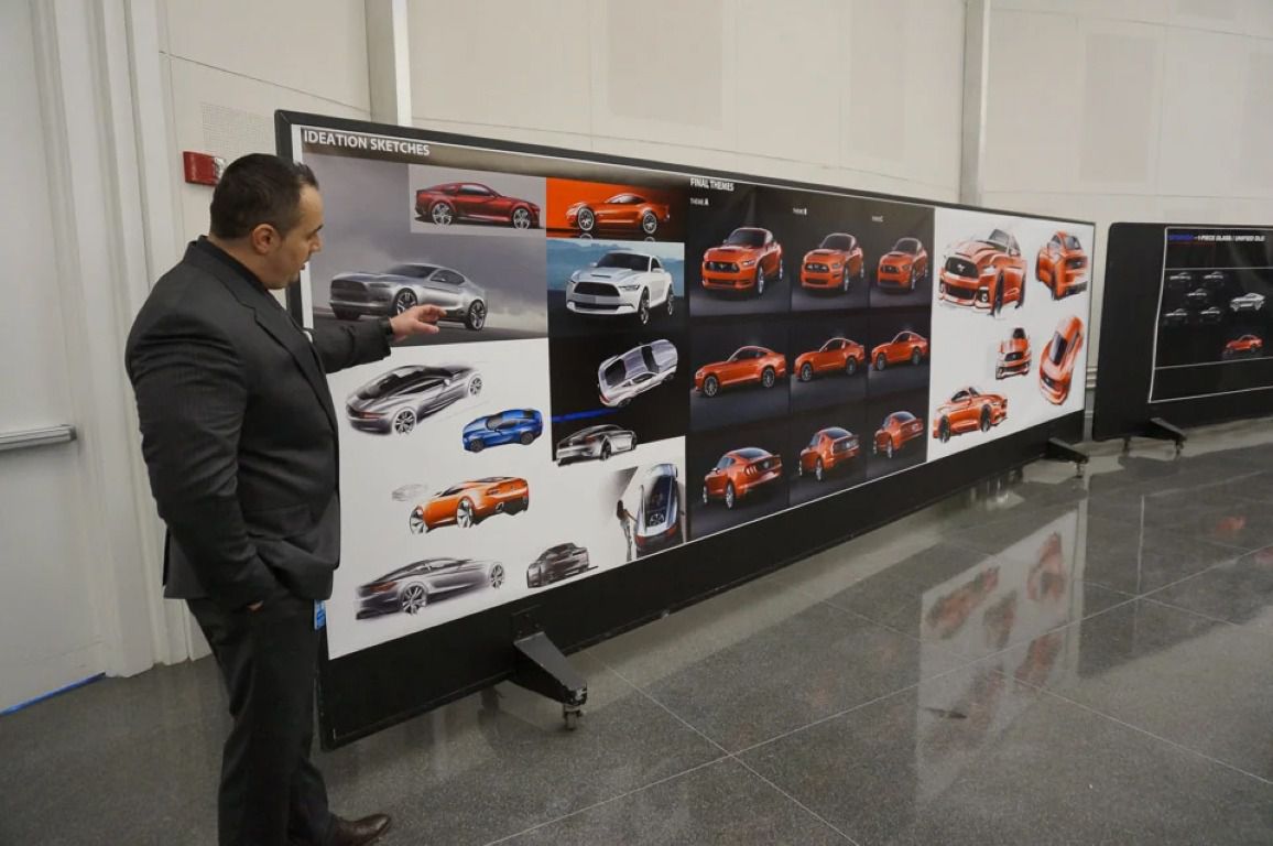 Kemal Curic explicando los diseños del proyecto S550 en el estudio de diseño