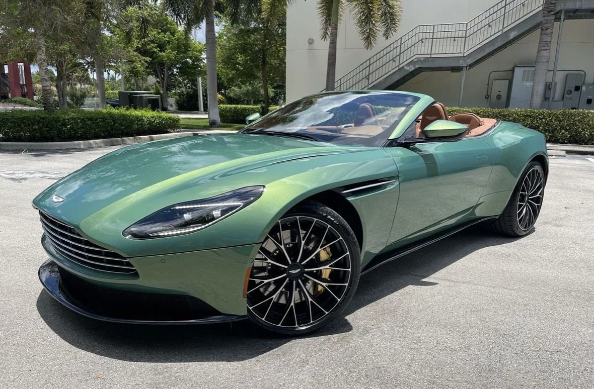 Aston Martin DB11 color Iridescent Emerald (Autor: Naples Luxury Imports)
