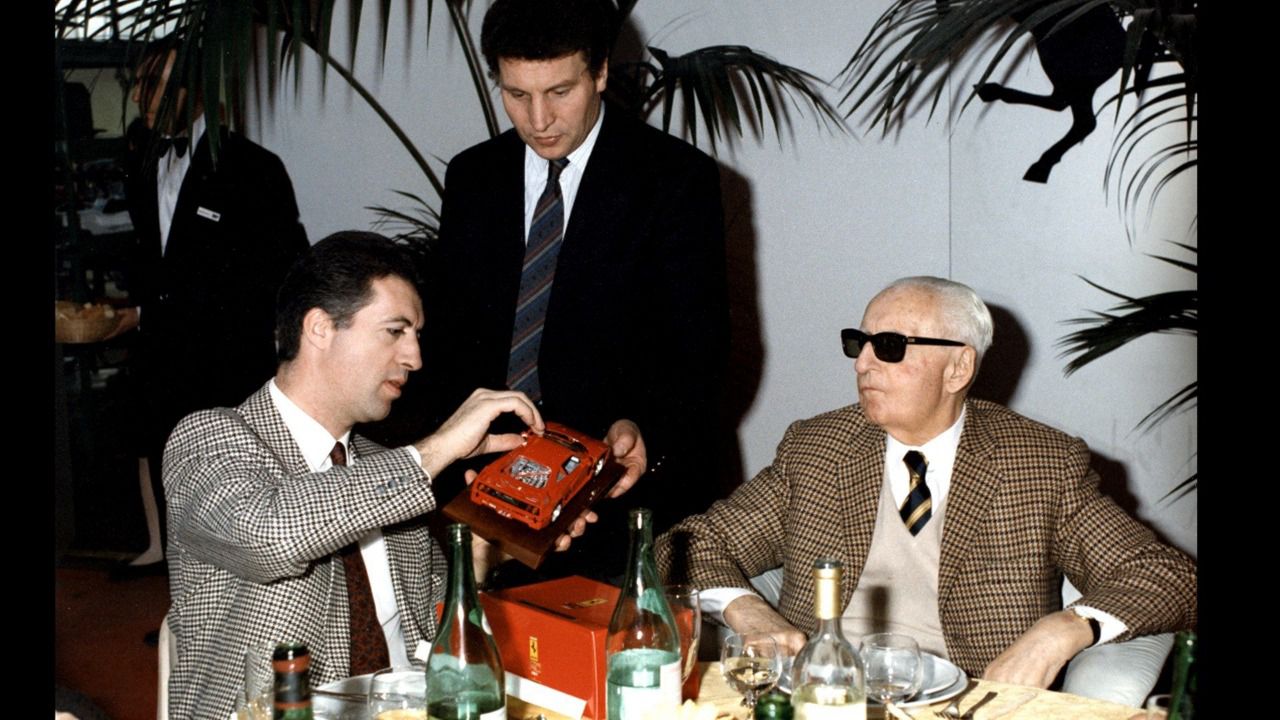 Enzo Ferrari presidiendo la presentación oficial del modelo