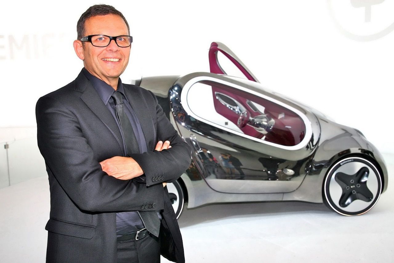 Schreyer junto al prototipo futurista Kia Pop Concept revelado en 2010