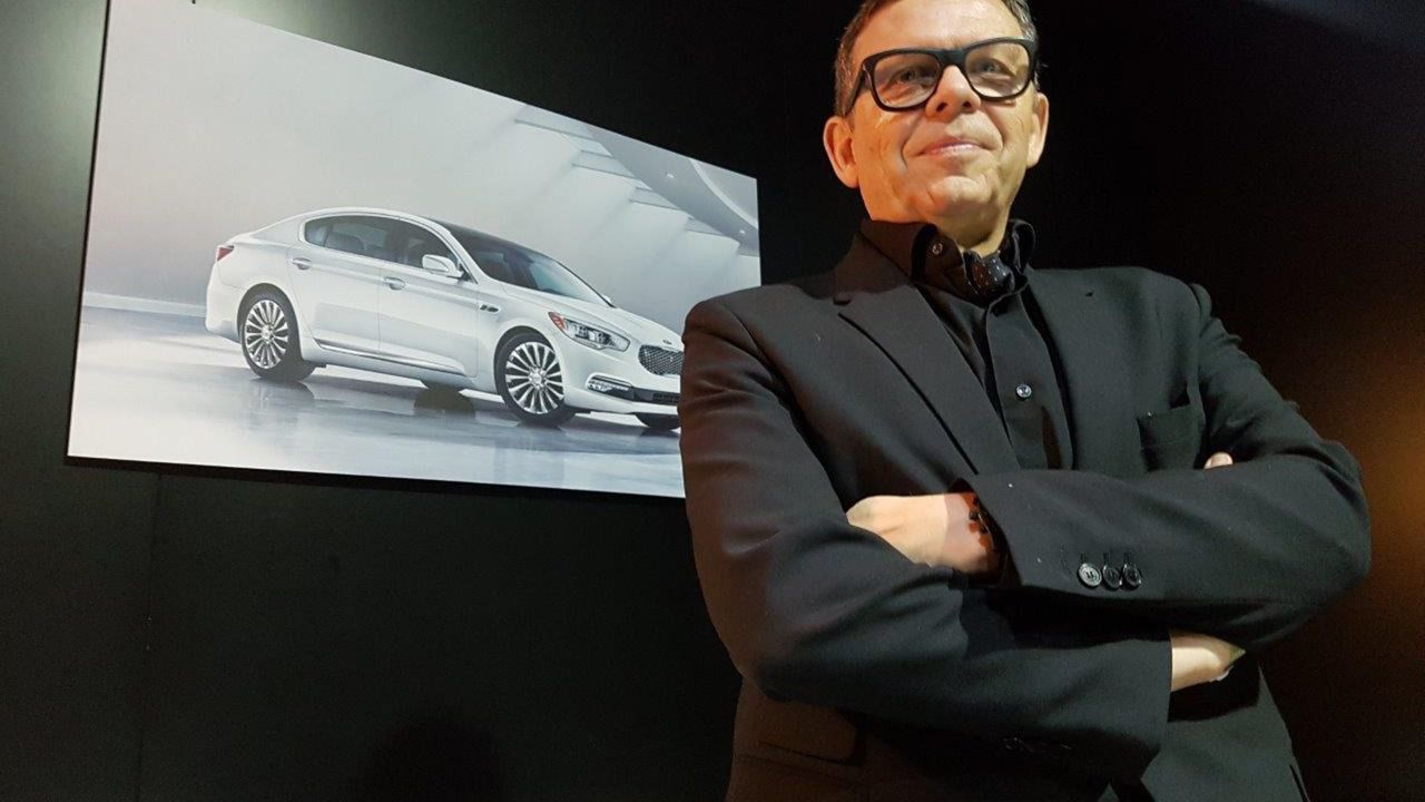 Peter Schreyer junto al modelo sedan K9 del 2012