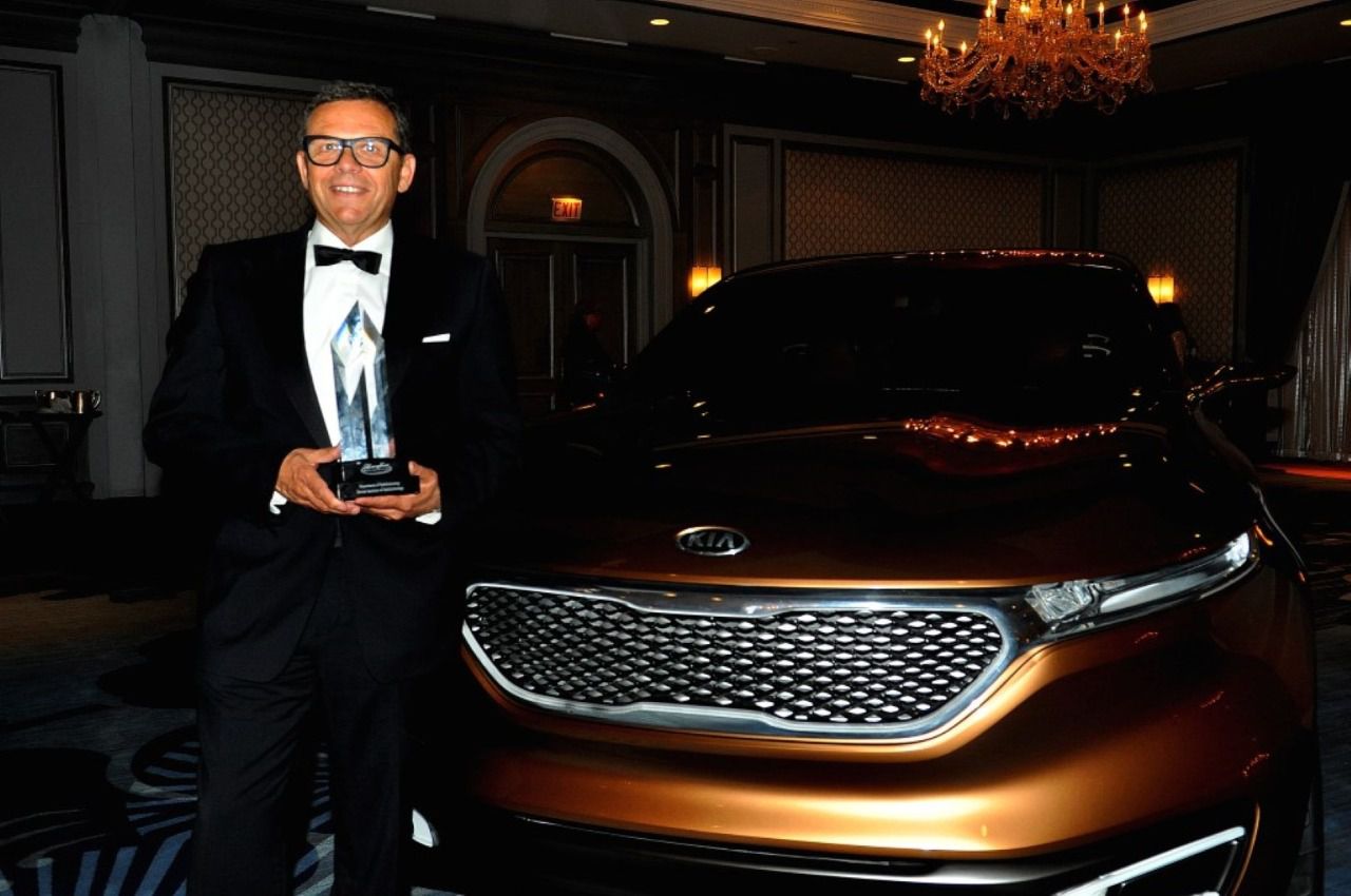 Peter Schreyer sosteniendo el premio Lifetime Design Achievement Award