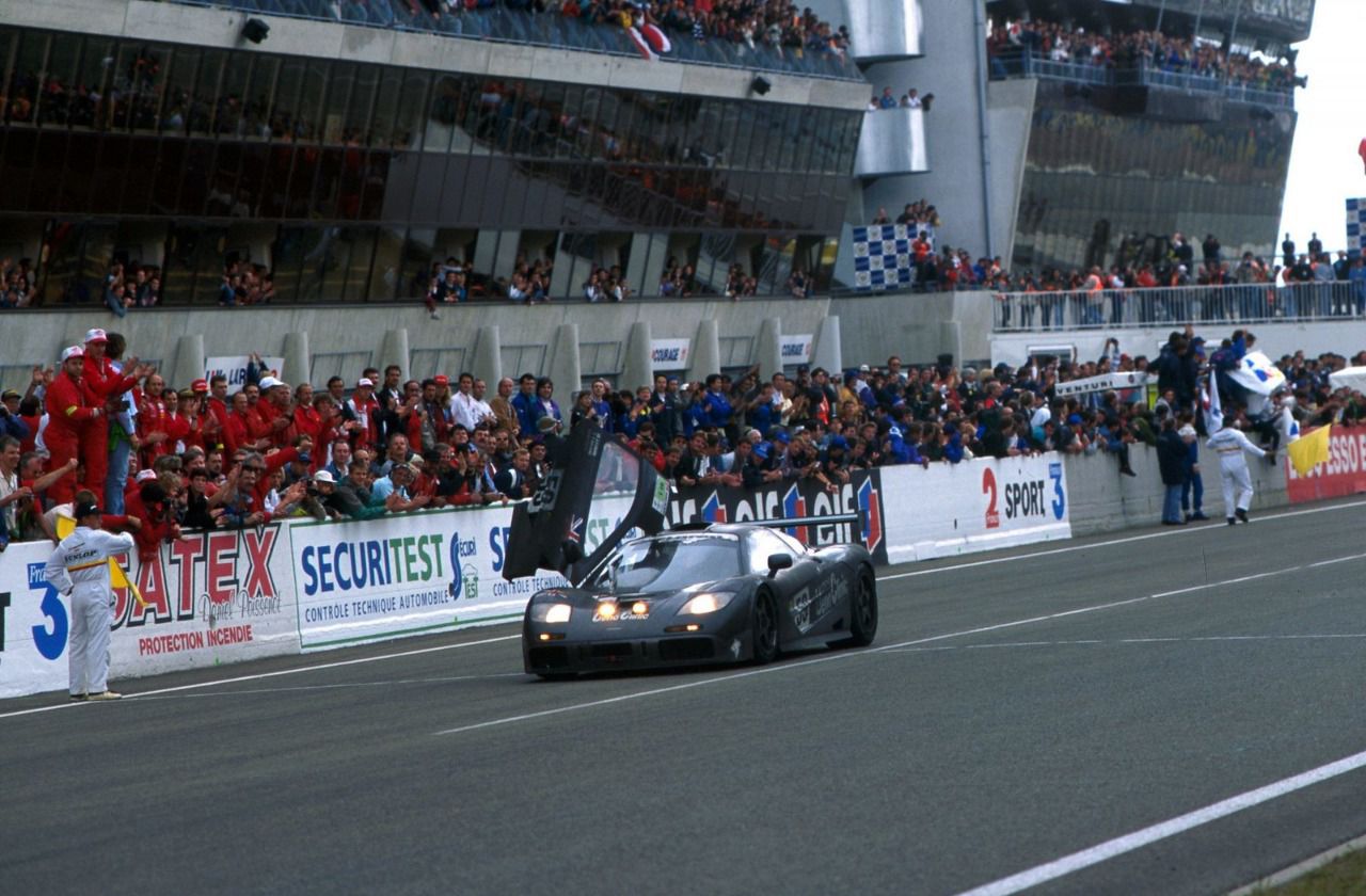 El McLaren F1 GTR #01R de Lanzante después de cruzar la meta de Las 24 Horas de Le Mans de 1995. 