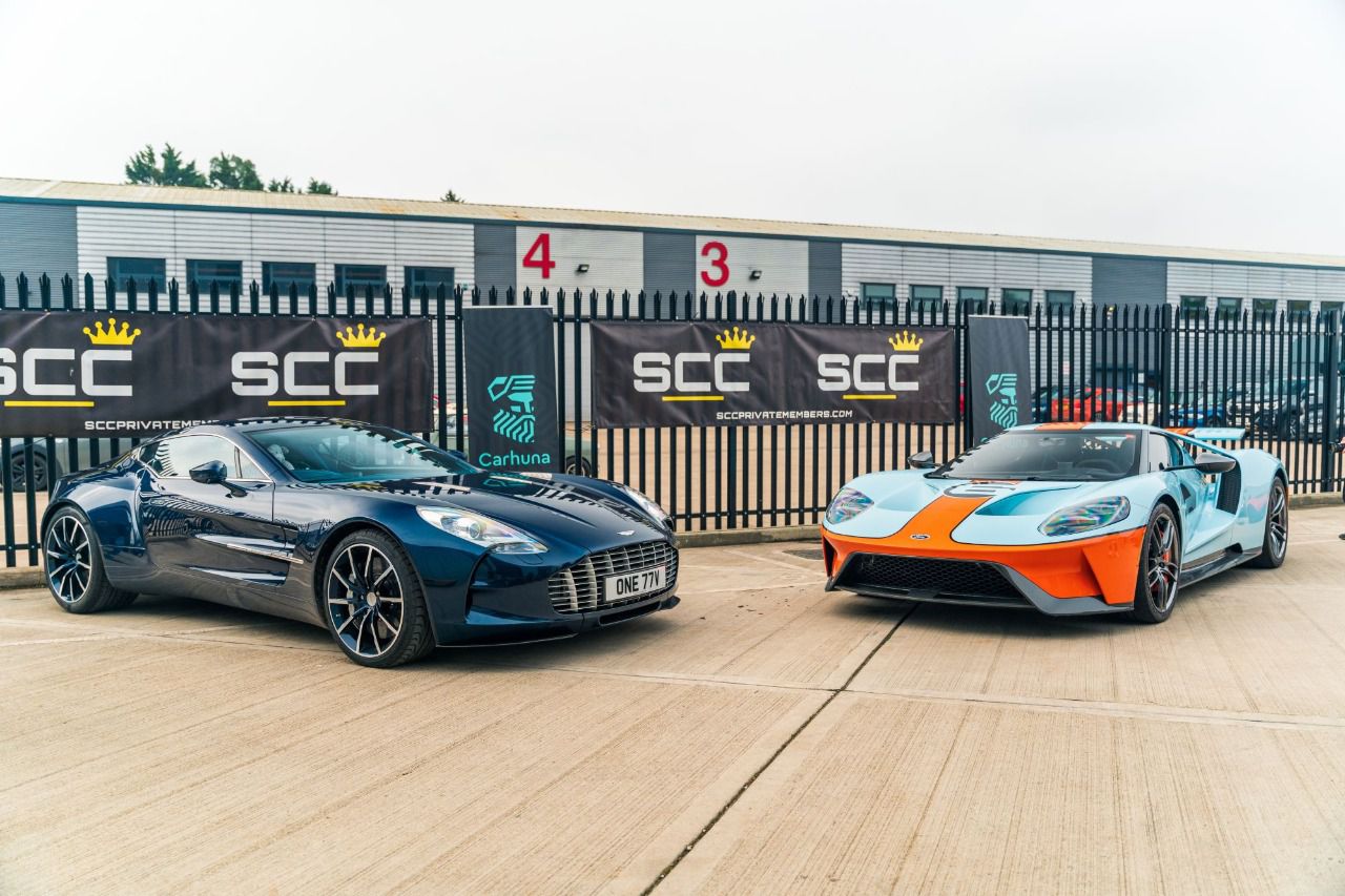 Aston Martin One-77 y Ford GT Heritage Edition en la entrada del Pop-Up Museum (Autor: Alvaro Muro)