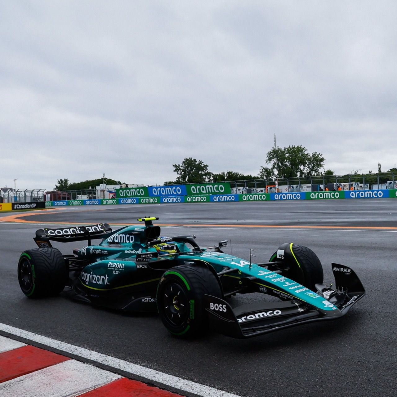 Fernando Alonso en el monoplaza de Aston Martin