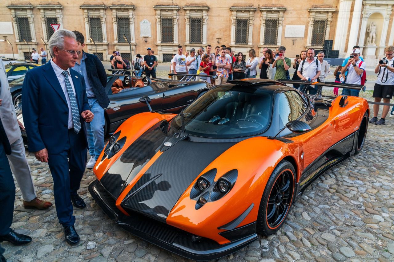 Horacio Pagani junto con el Pagani Zonda Cinque