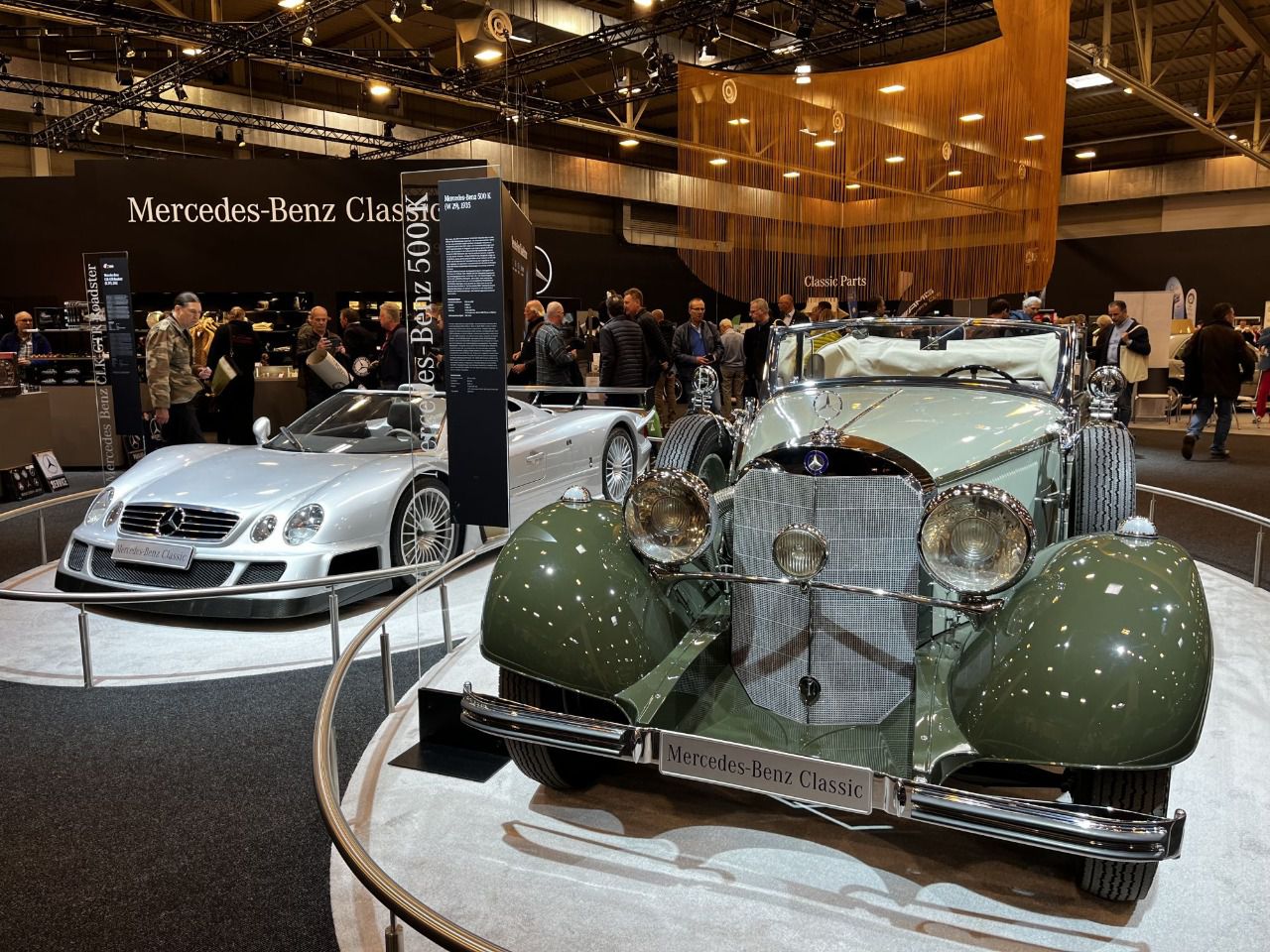 Mercedes Benz CLK GTR Roadster junto con un Mercedes-Benz 500K (W29) de 1935