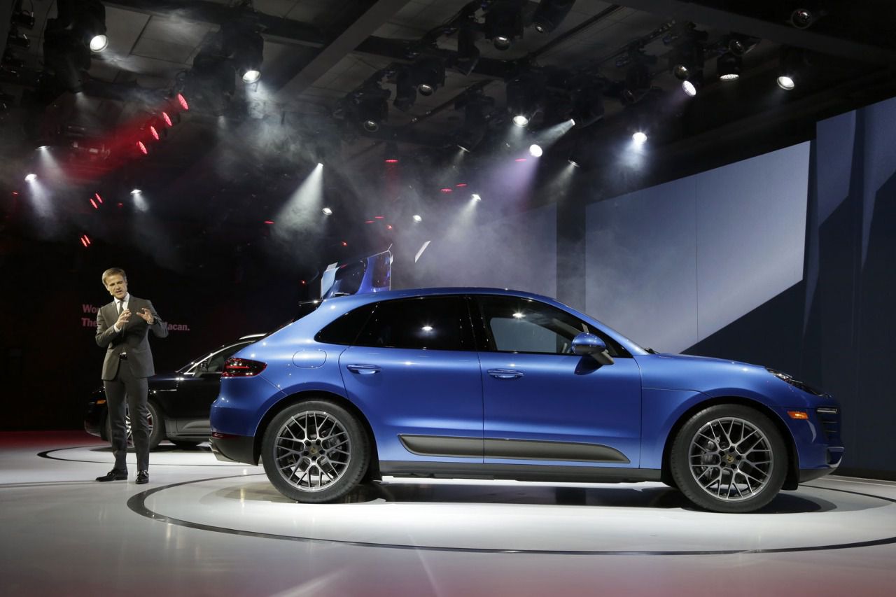 Presentación del modelo SUV Macan en el Salón del Automóvil de Los Ángeles en 2013