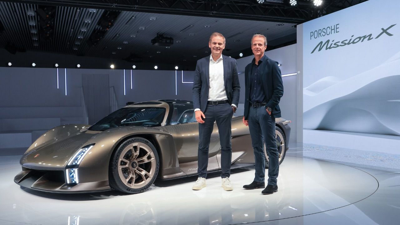 Oliver Blume junto a Michael Mauer en el Museo Porsche