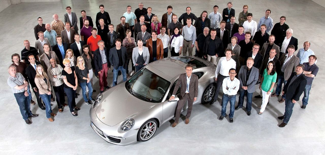 Mauer junto con su equipo de diseño recibiendo el premio por el diseño del modelo 911