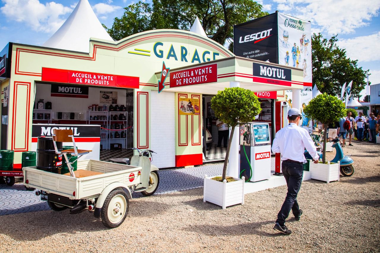 Múltiples stands y puestos de venta de diferentes productos se localizan en el corazón de Le Mans Village