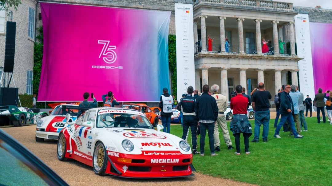 Exposición de los modelos icónicos e históricos de Porsche a lo largo de la rotonda (Autor: Jorge El Busto)