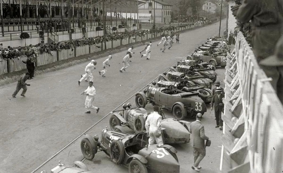 Icónica salida de los automóviles al más puro estilo Le Mans