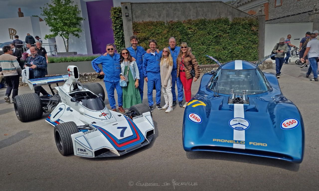 Junto al Huayra, se encuentra el monoplaza de Fórmula 1 Brabham BT44B Ford, la familia del dueño y a la izquierda Gema Bernaldo (Autor: Gabriel de Meurville @a_traccion)