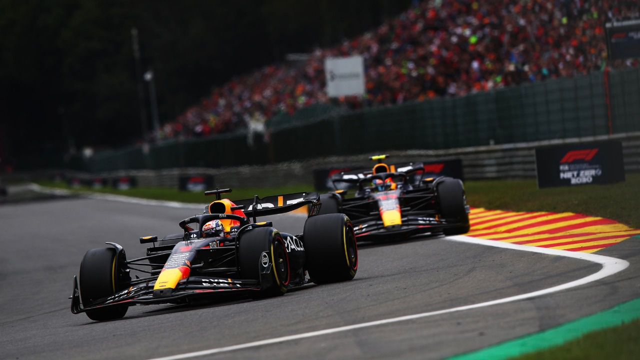 Max Verstappen y Sergio Pérez durante el GP de Spa 2023