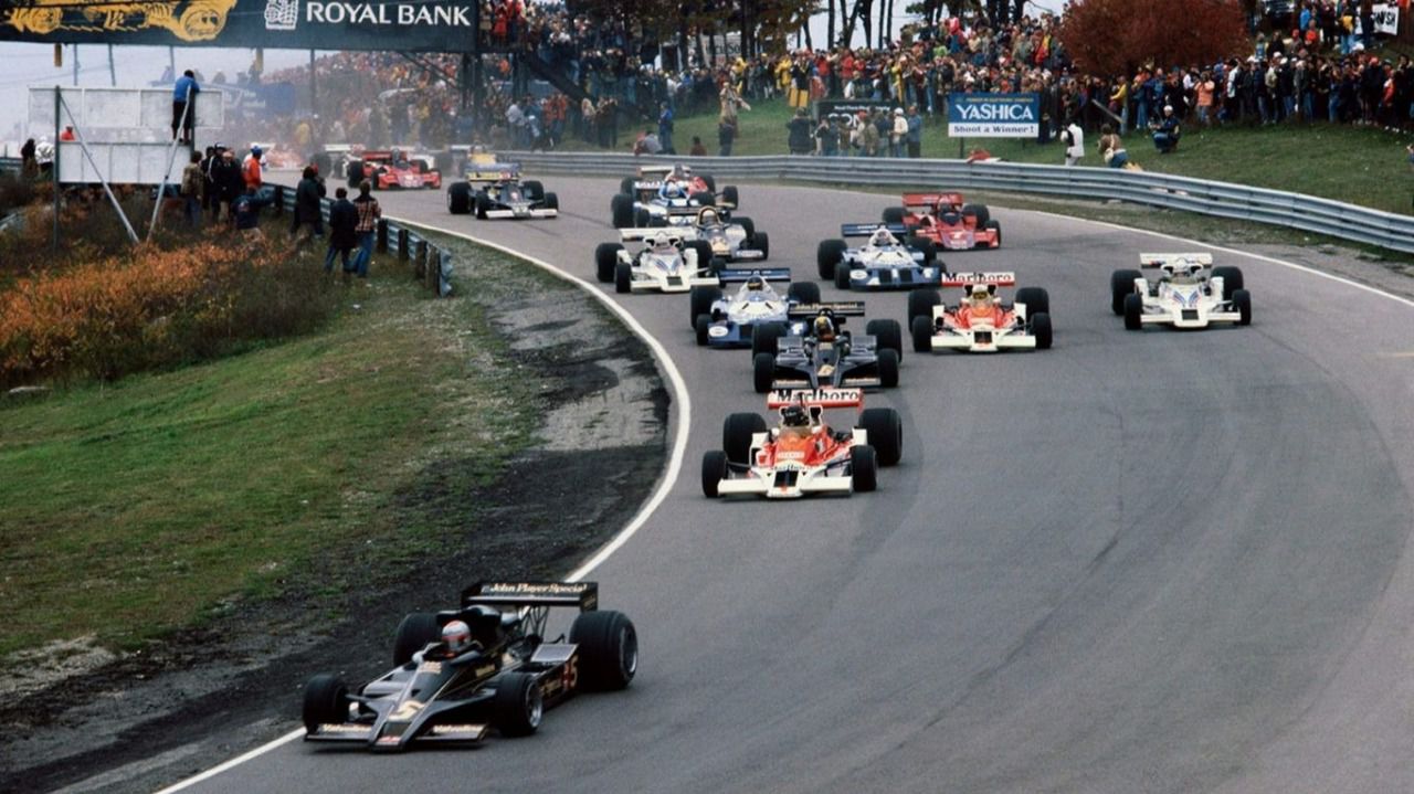 Lotus 78 liderando la carrera durante un Gran Premio