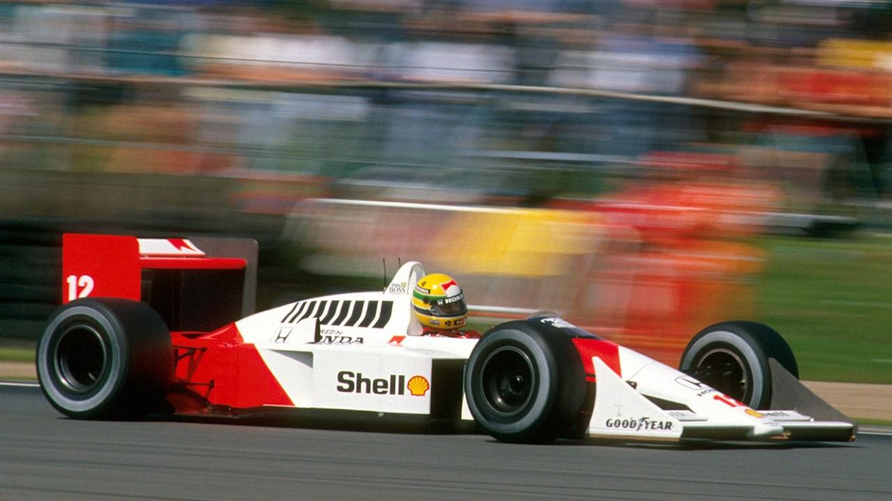 Ayrton Senna a los mandos del MP4/4