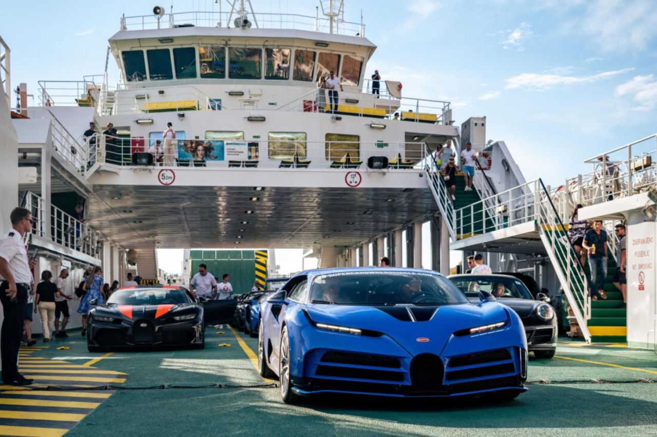 Los vehículos exclusivos partiendo del ferry