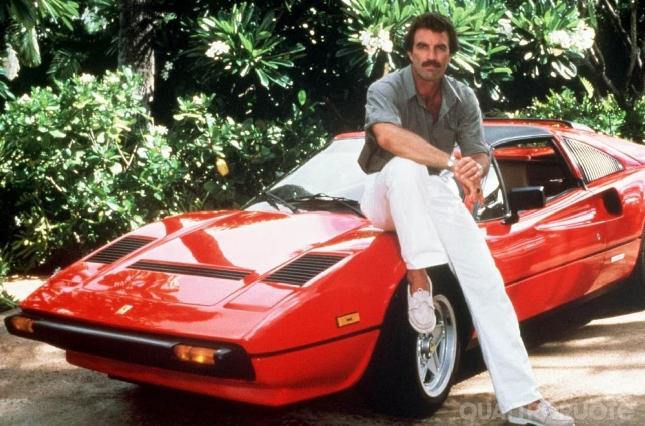 El diseñador italiano posando con su modelo exitoso Ferrari 308 GTB