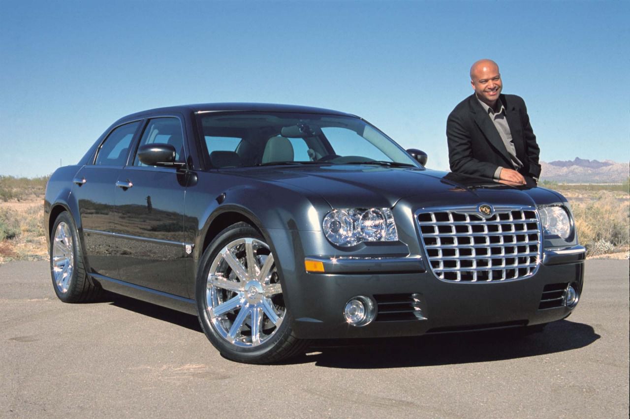 Modelo icónico americano Chrysler 300C junto a Ralph Gilles