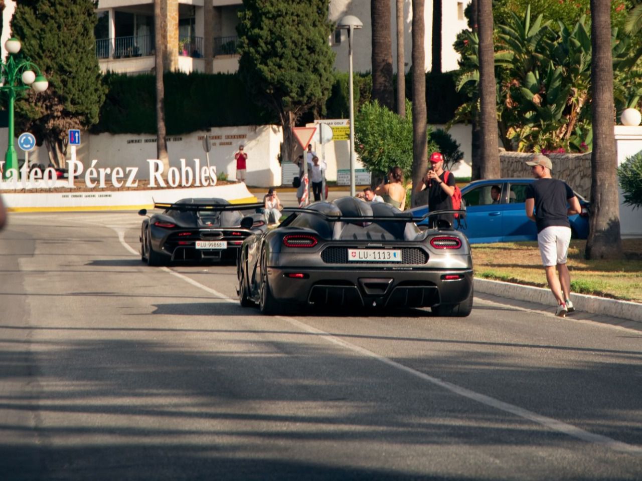 Los dos modelos de Koenigsegg liderando la salida del hotel La Zambra (Autor: Adrian @adrianphotocars)