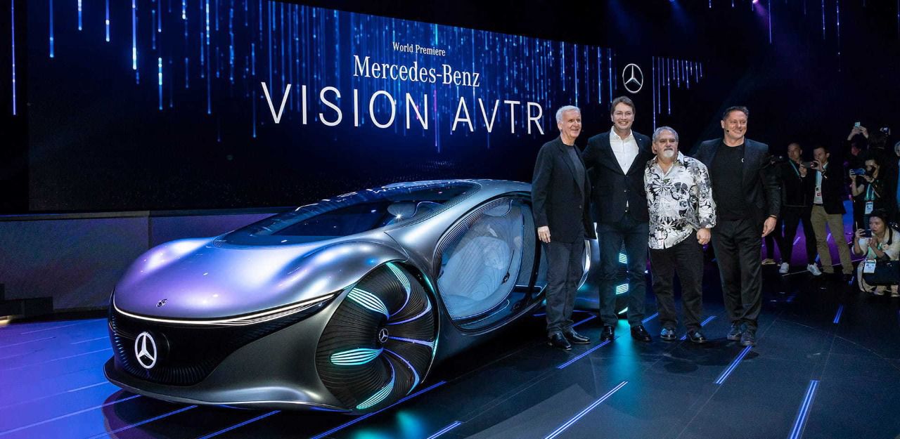 Junto al ejercicio de diseño Mercedes-Benz Vision AVTR al extremo izquierdo se encuentra el guionista James Cameron y al otro extremo Gorden Wagener