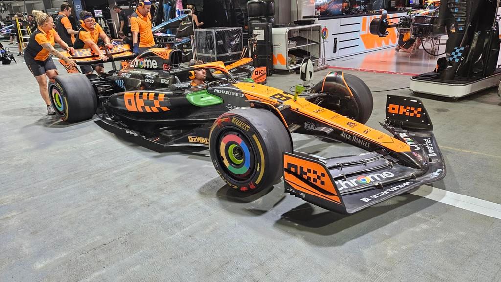 El MCL60 visto durante el GP de Singapur 2023