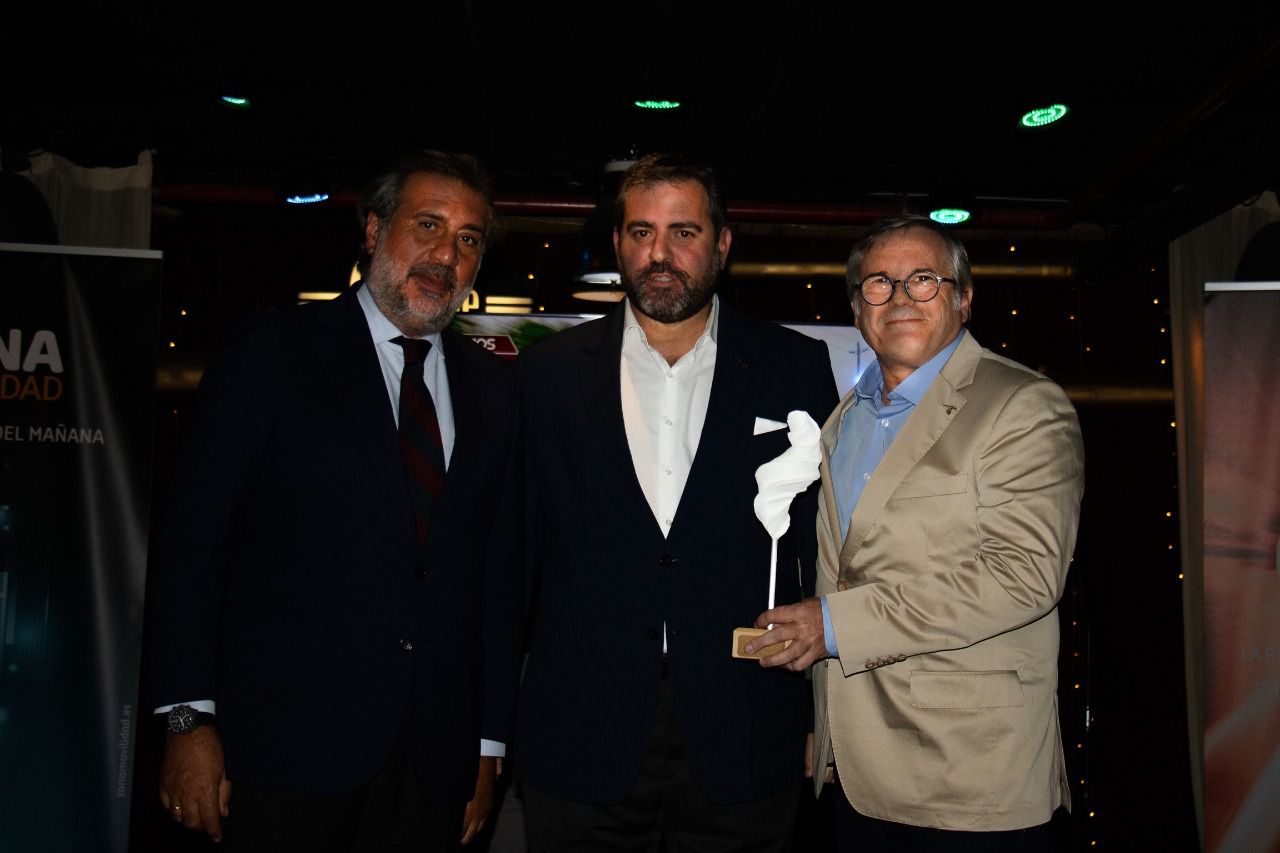 De izquierda a derecha, Don Ángel Asensio, presidente de la Cámara de Comercio, Industria y Servicios de Madrid, Sergio Martínez, CEO de Hispano Suiza, y Francesc Arenas, director de diseño de la marca (Autor: Daniel Quesada)