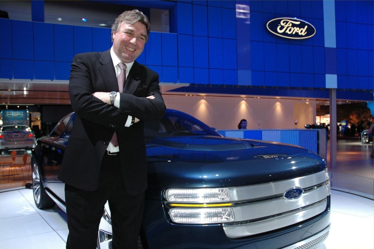 Horbury junto al prototipo americano Ford Interceptor presentado en el año 2007