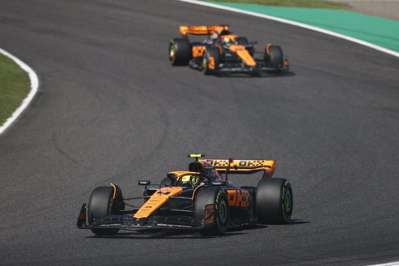 Ambos McLaren durante el GP de Japón 2023
