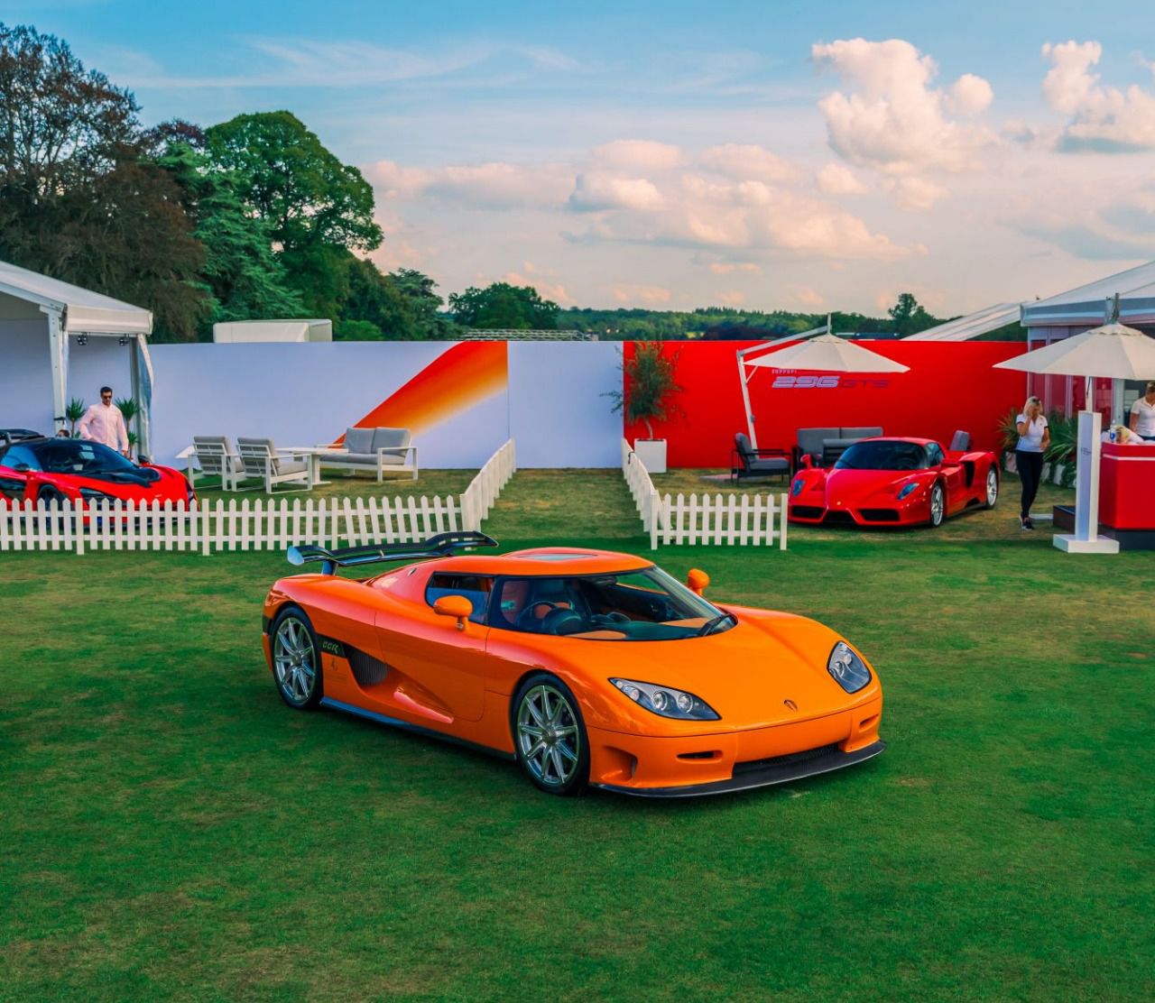 Koenigsegg CCR junto con un Ferrari Enzo al fondo (Autor: Álvaro Muro)