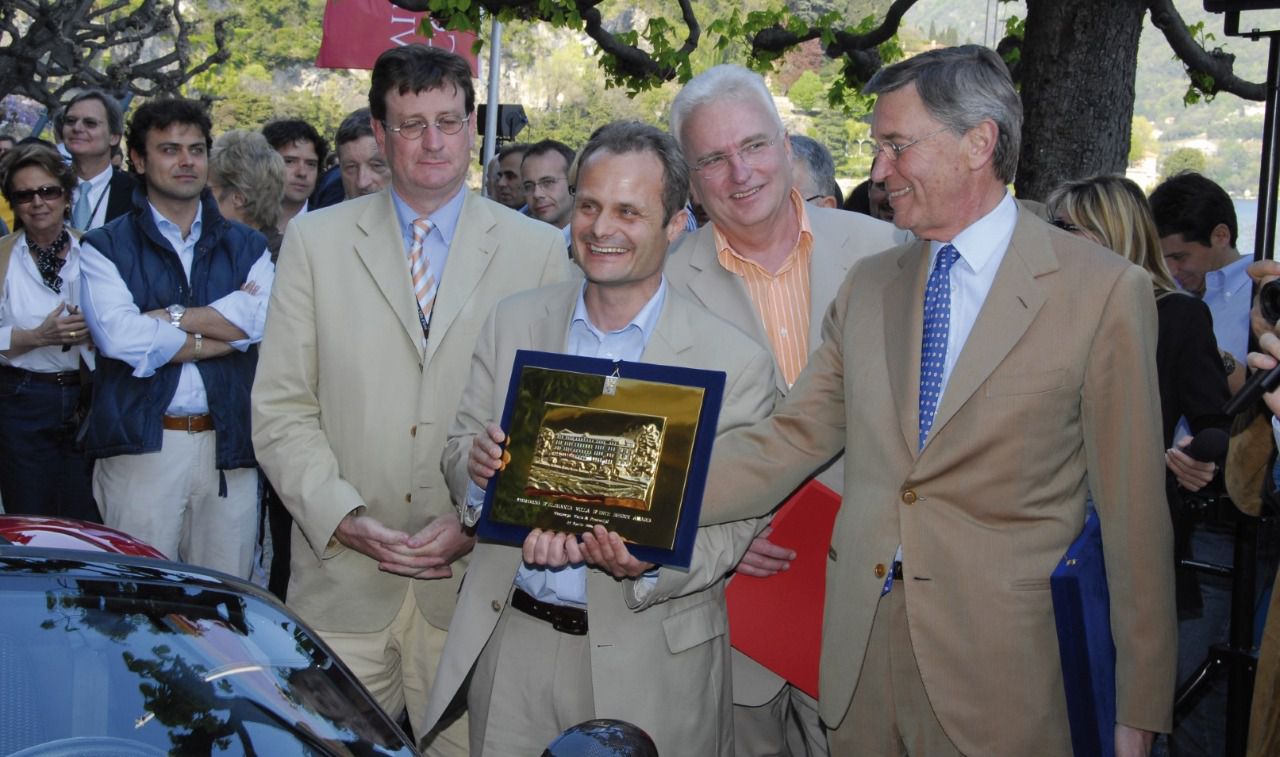 Egger con el galardón en el Concurso de Elegancia junto al modelo Alfa Romeo 8C Spider