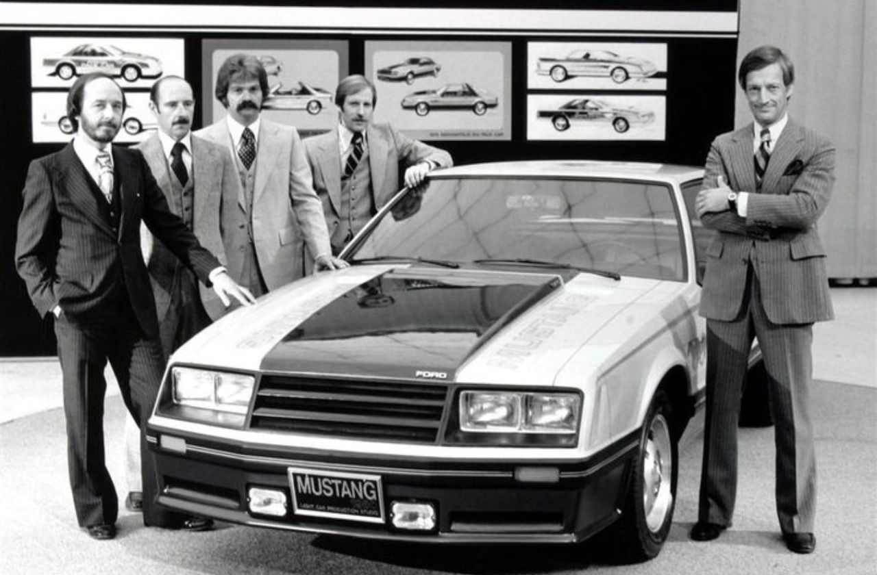 El equipo de diseño del modelo Mustang junto con Jack Telnack situado a mano derecha
