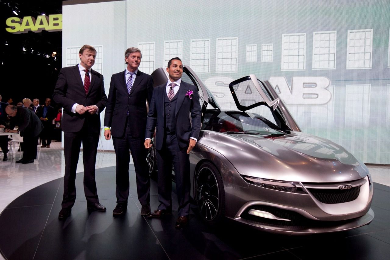 Matthias Seidl, Victor Muller y Jason Castriota junto al concepto Saab PhoeniX 