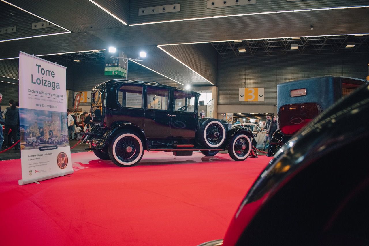 Expositor del Museo Torre Loizaga exhibiendo los modelos Rolls Royce (Autor: Julen Bilbao)