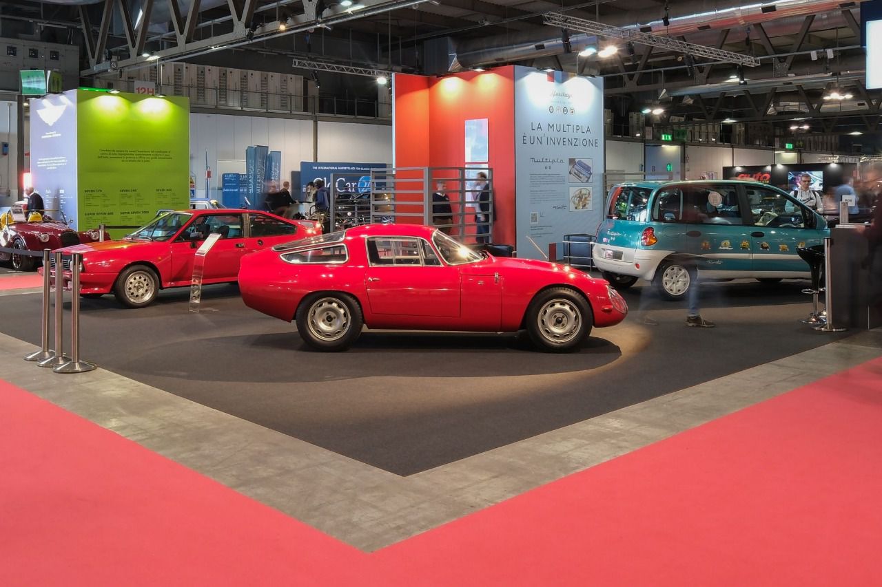 Stand de Stellantis Heritage con los dos modelos de Alfa Romeo y Fiat