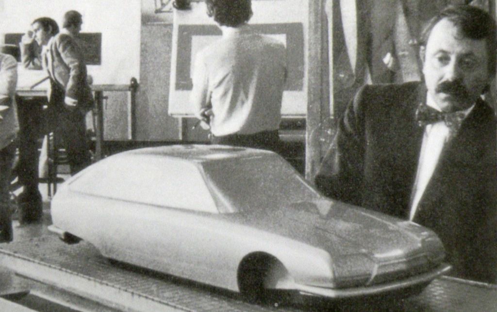 Opron observando una maqueta a escala del modelo Citroen GS que diseño