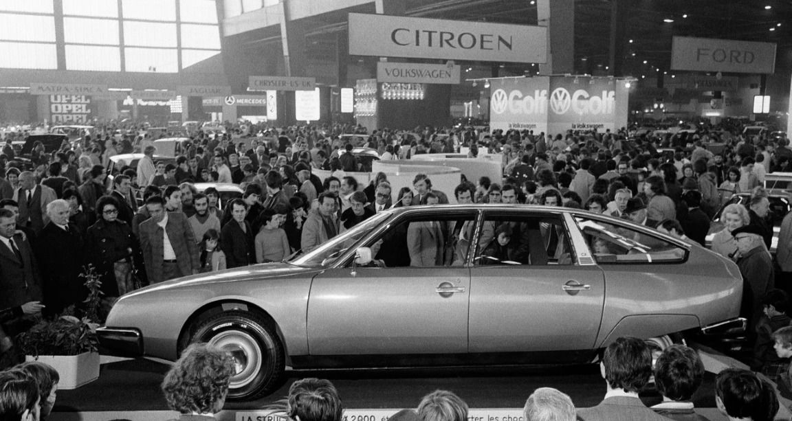 Presentación del innovador modelo Citroen CX en el Salón del Automóvil de París en 1974