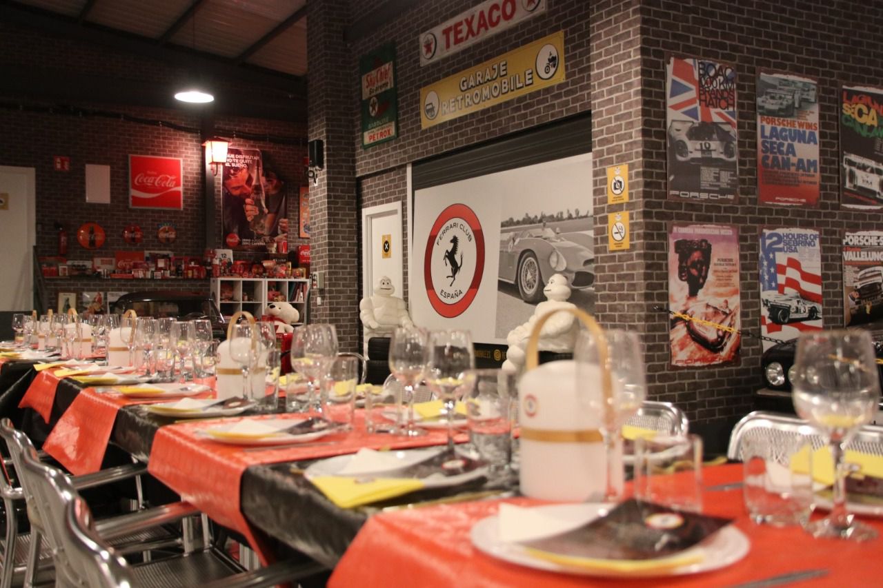 Cena con los participantes en el centro de la sala principal de Retromobile (Autor: Sergio Calleja)