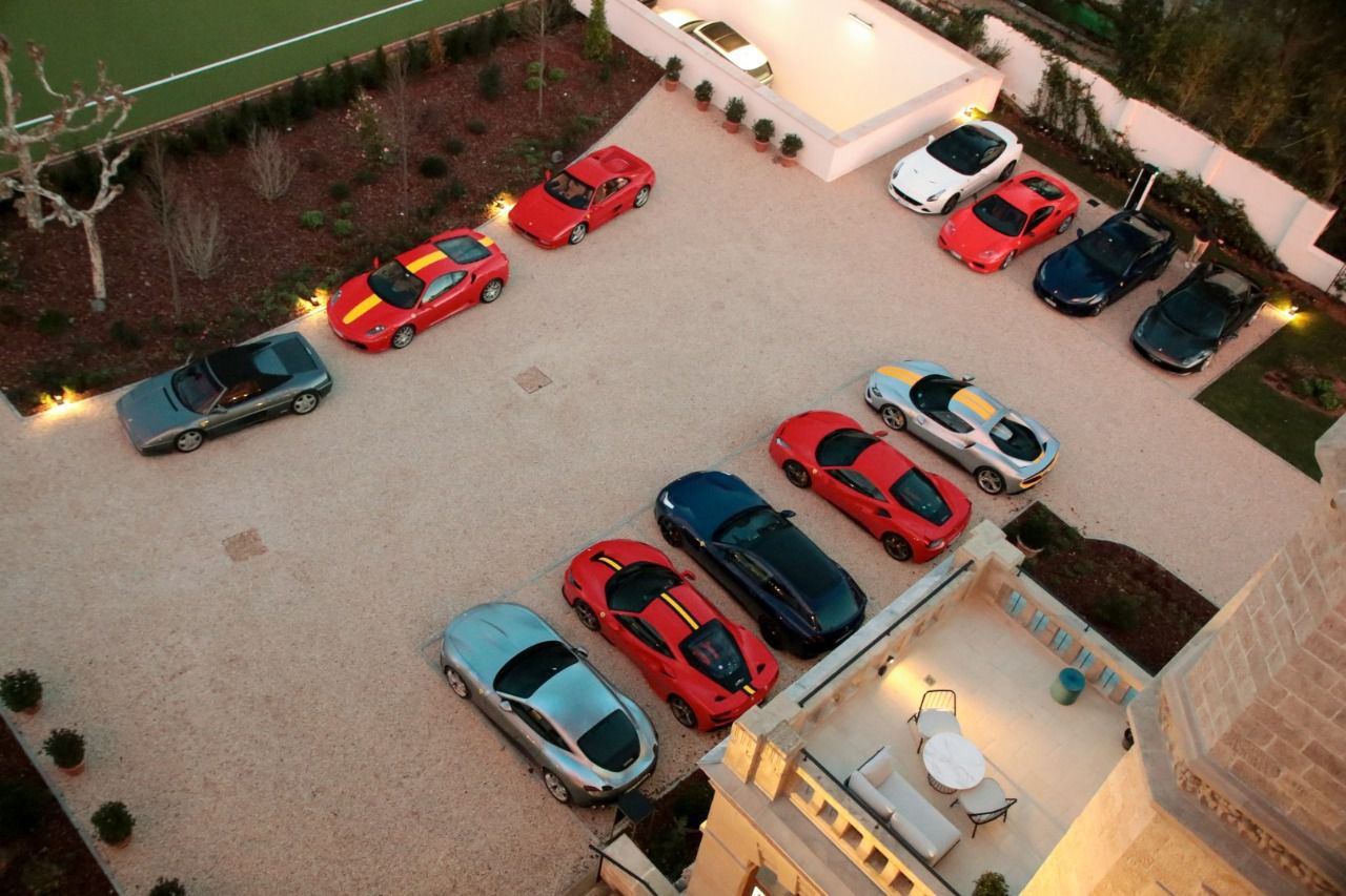 Modelos Ferrari preparados para el tour en el parking del Hotel Palacio Arriluce (Autor: Sergio Calleja)