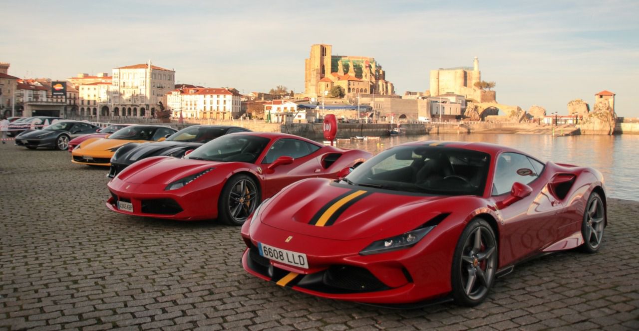 Modelos Ferrari exhibidos en la zona portuaria de Castro Urdiales (Autor: Sergio Calleja)