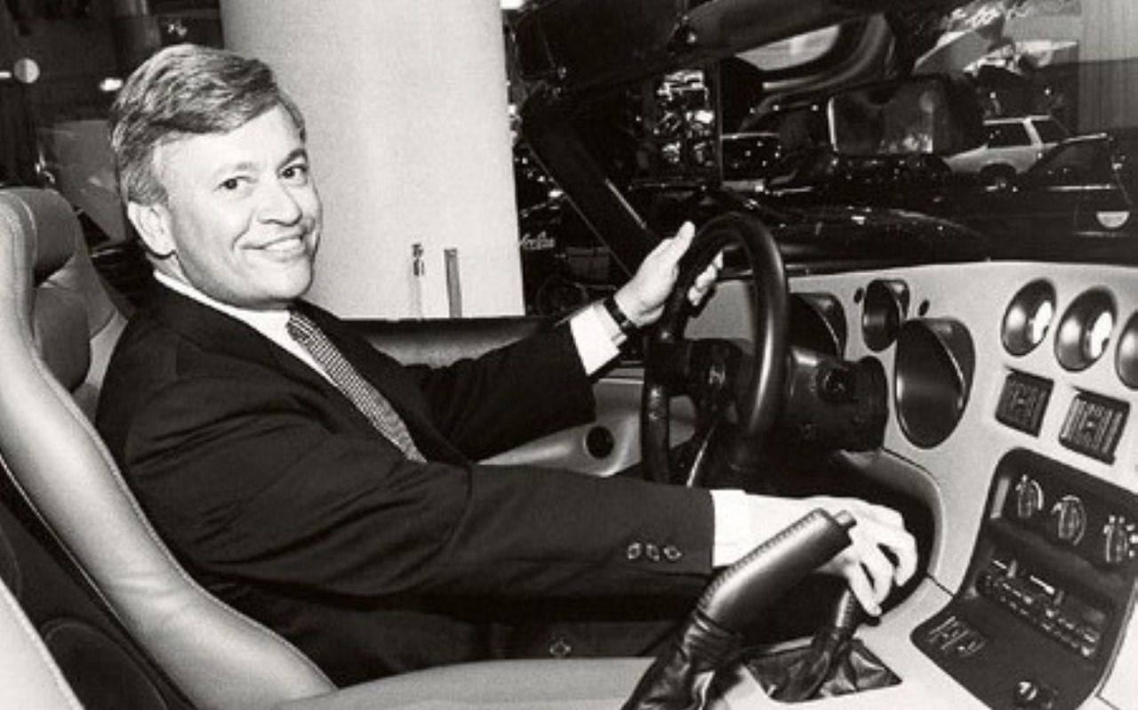 Tom Gale dentro del modelo de exposición Dodge Viper SR I presentado en 1992