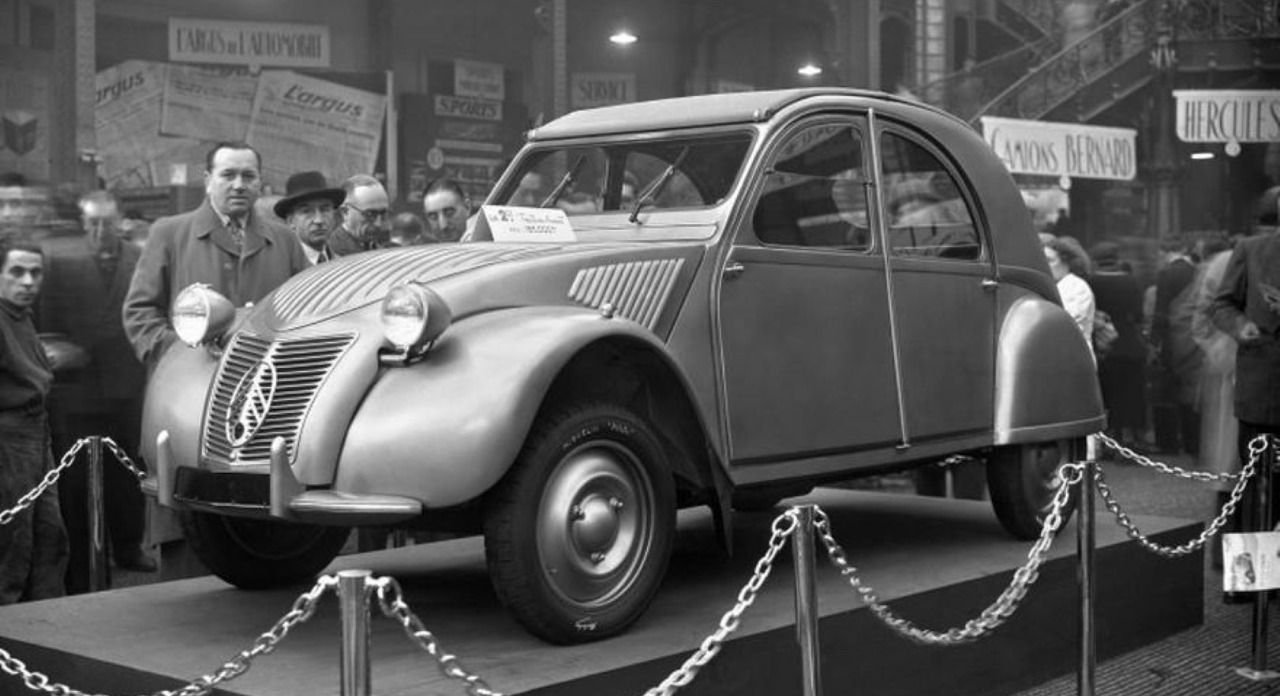 Presentación del modelo de producción Citroen 2CV en el Salón del Automóvil de París de 1948