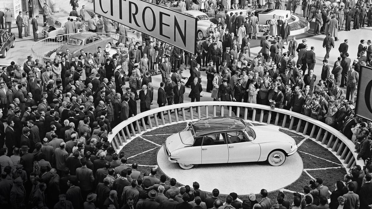 Presentación del modelo Citroen DS 19 en el Salón del Automóvil de París en 1955