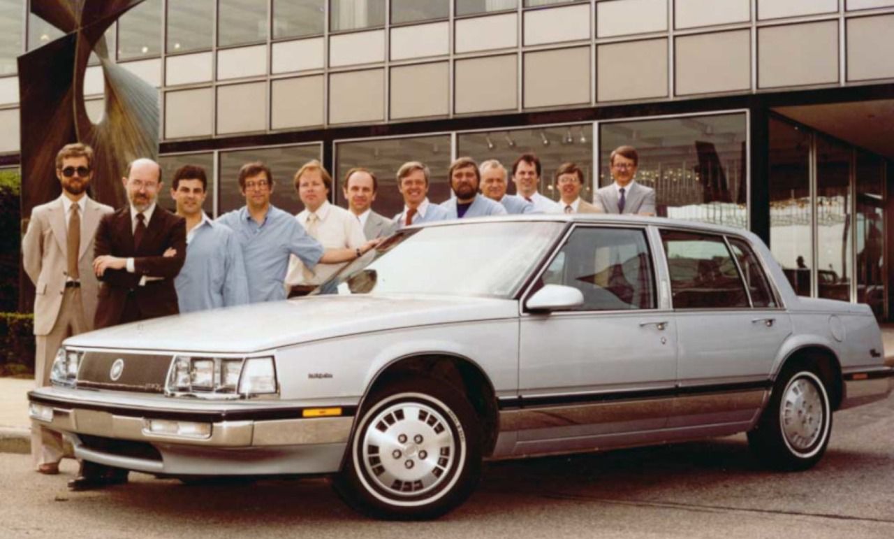 Bill Porter y su equipo de diseño de GM junto al modelo Electra de Buick