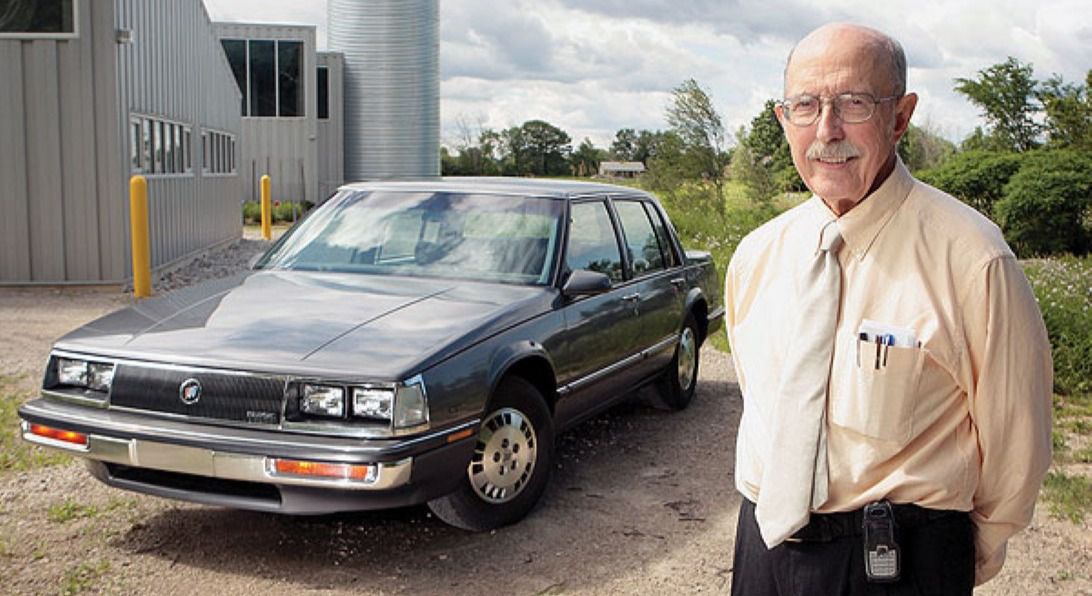 Porter junto al modelo Buick Electra presentado en 1985