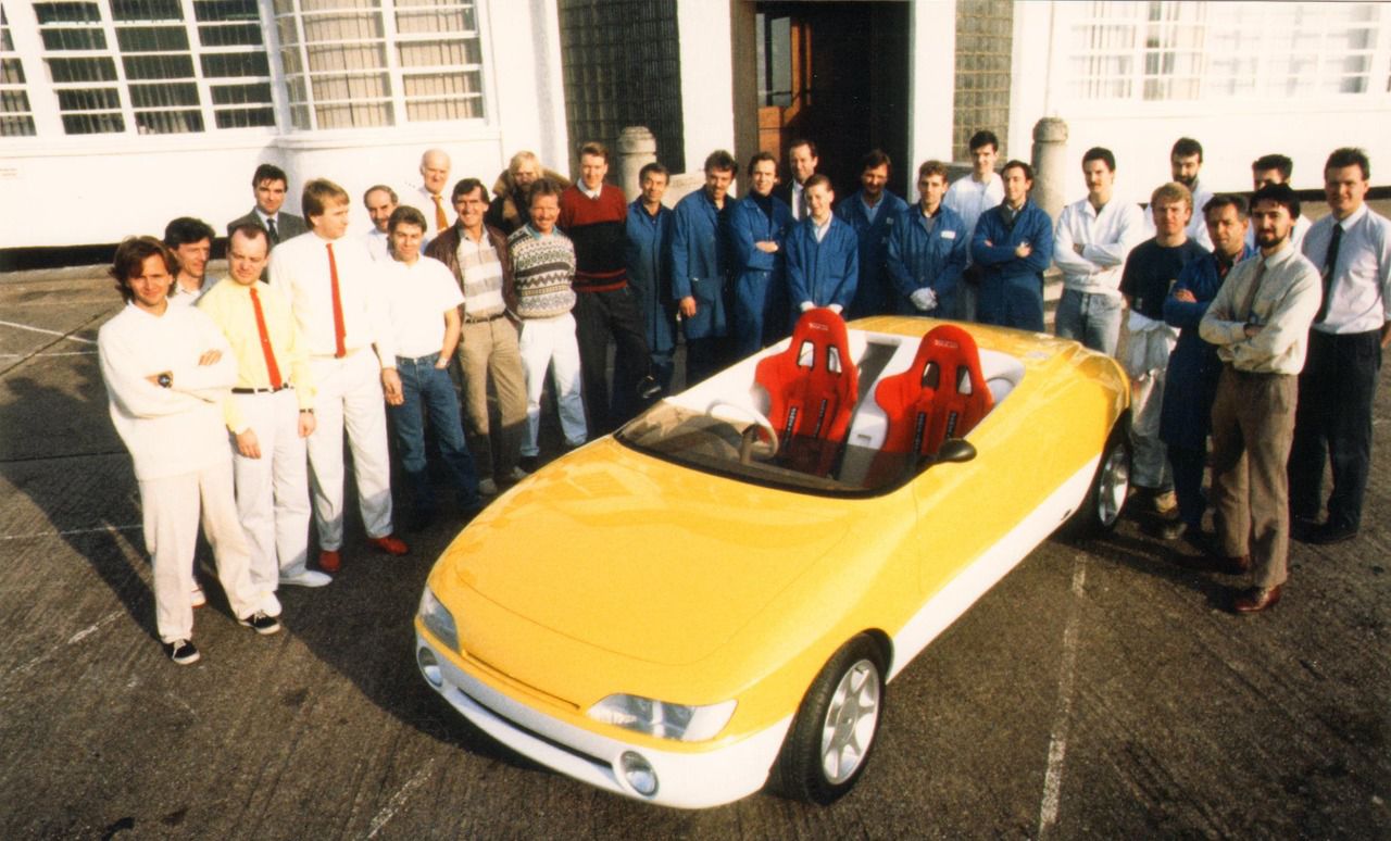 Equipo de diseño junto con Russell Carr alrededor del prototipo MGA Hot Dog
