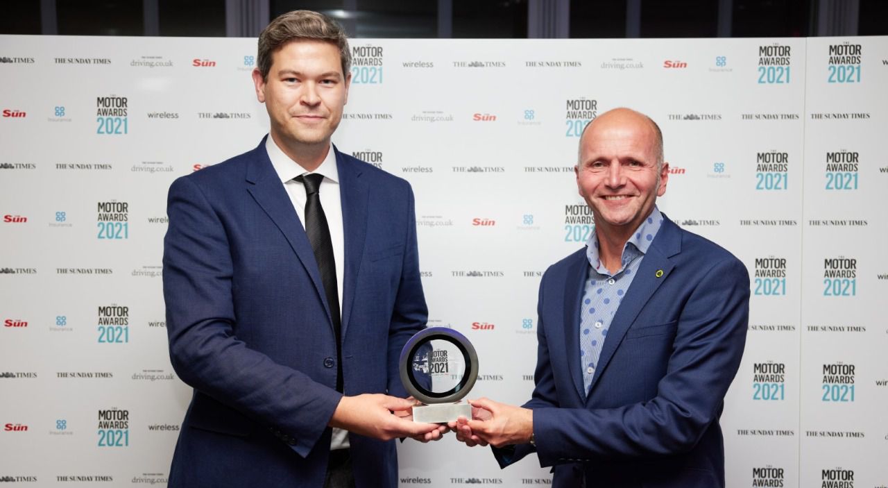 Russell Carr recibiendo el premio de Fabricante del Año en representación a Lotus