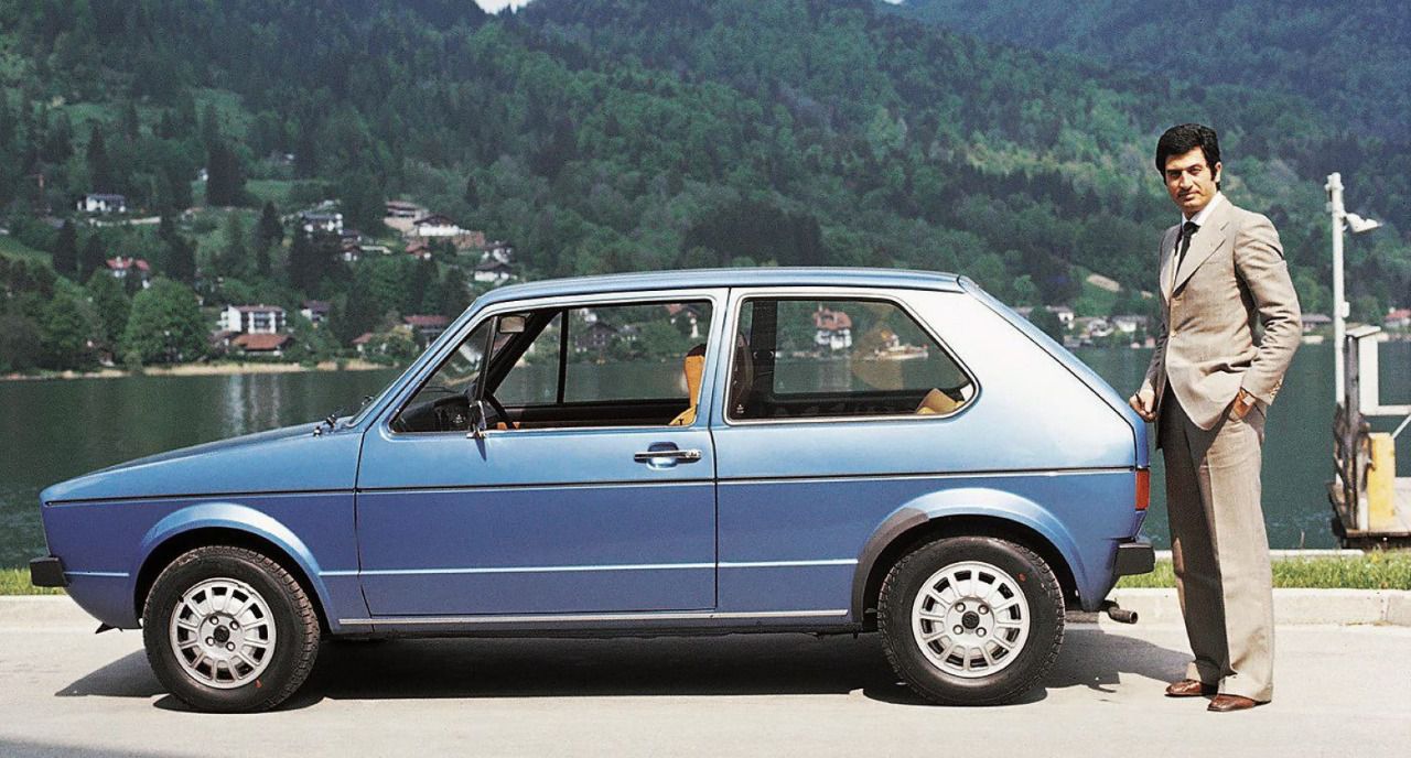 Modelo exitoso Volkswagen Golf junto al diseñador Giorgetto Giugiaro