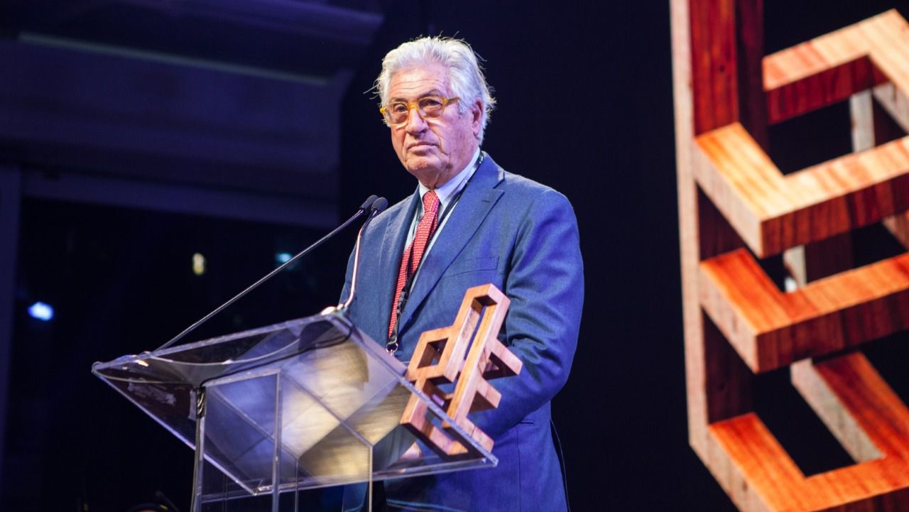 Giugiaro recibiendo el premio de Lifetime Achievement Award en honor a su trayectoria exitosa